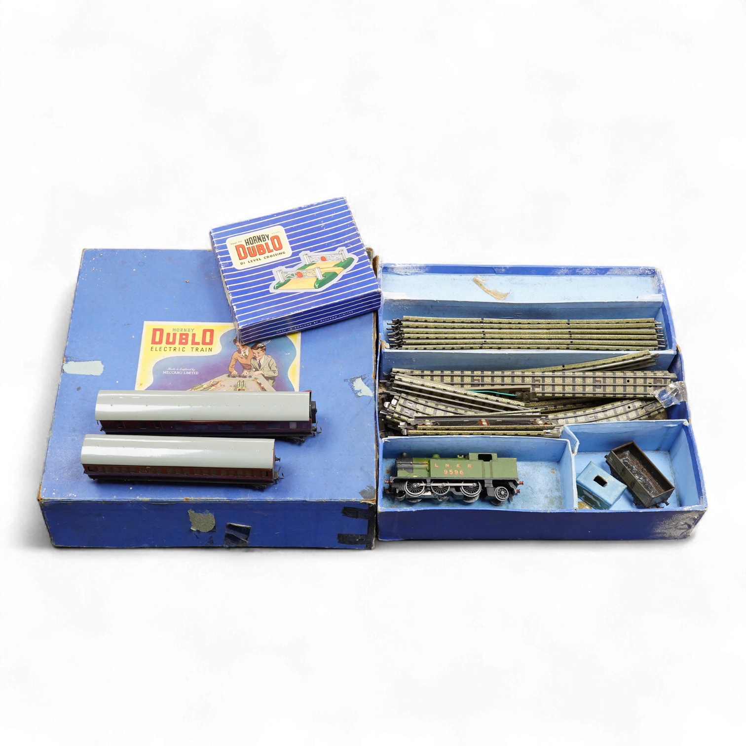 A small collection of Hornby Dublo railway for 3-rail running, including; an LNER class N2, 0-6-2T locomotive, 9596, in green livery, together with two bogie coaches, an open wagon, a D1 level crossing and a selection of